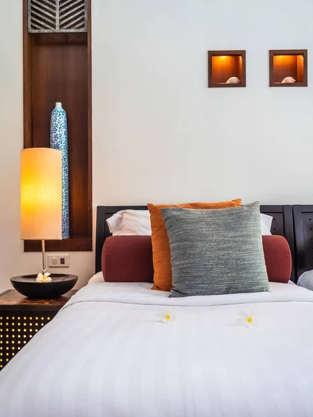 Bequemes Kissen Auf Dem Bett Mit Lampendekoration Hotelschlafzimmer — Stockfoto