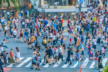 Tokyo, Japonya 29 Temmuz 2018: Shibuya kavşak veya kapısı popüler ve Simgesel Yapı yeme alışveriş için Tokyo'da yerleştirin ve yaya bir sürü burada var