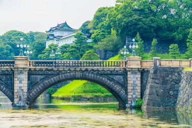 Güzel eski mimari İmparatorluk Sarayı Kalesi hendek ve Tokyo şehir Japonya köprüsünde