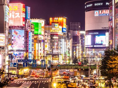 Tokyo Japonya, Shinjuku: 3 Ağustos 2018: güzel cityscape ark