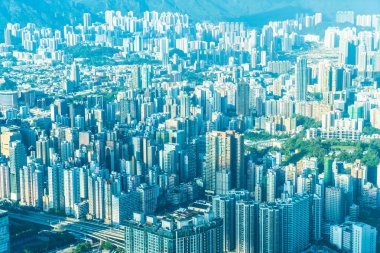 Hong Kong şehrinin güzel mimari binası mavi gökyüzünde ufuk çizgisi.