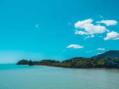 Seyahat ve tatil için mavi gökyüzü arka plan üzerinde beyaz bulut ile güzel tropikal deniz okyanus