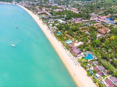 Seyahat ve tatil için adada güzel tropikal plaj ve deniz ağaçları ile havadan görünümü
