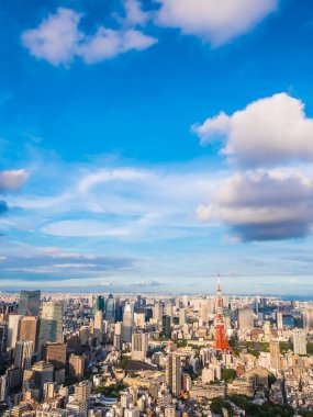 Japonya'da mavi gökyüzü ve beyaz bulut ile güzel mimari ve yapı ile tokyo tokyo şehir etrafında kule
