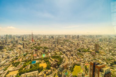 Mavi gökyüzü Japonya'da tokyo kule ile Tokyo şehir bina güzel mimari