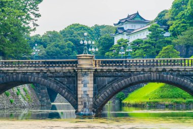 Güzel eski mimari İmparatorluk Sarayı Kalesi hendek ve Tokyo şehir Japonya köprüsünde