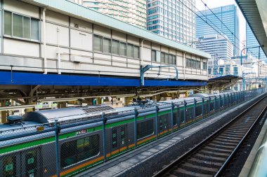 Tokyo Japonya - 5 Ağustos 2018: Japonya'da tren ve metro istasyonu uzaklıktadır popüler ulaşım