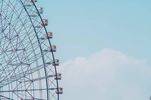 青い空を背景に祭遊園地で観覧車 — ストック写真