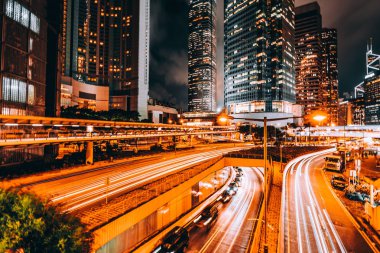 Hong Kong şehrinin dış şehir manzarası geceleri gökyüzüne yükseliyor.