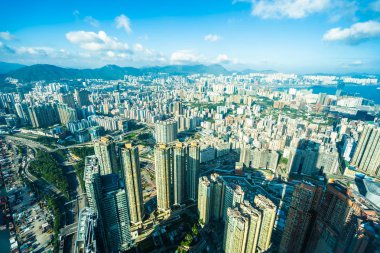 Hong Kong şehrinin güzel mimari binası mavi gökyüzünde ufuk çizgisi.