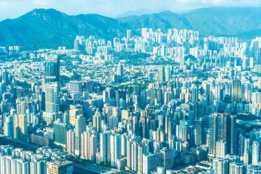 Hong Kong şehrinin güzel mimari binası mavi gökyüzünde ufuk çizgisi.