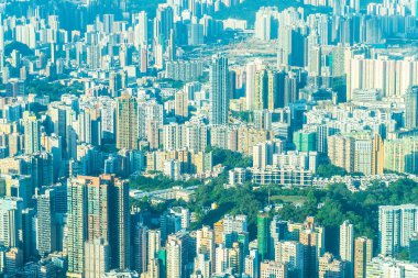 Hong Kong şehrinin güzel mimari binası mavi gökyüzünde ufuk çizgisi.