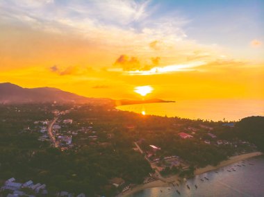 Güzel tropikal plaj ve deniz hurma ve koh samui Adası Tayland tatil ve seyahat için günbatımı zaman diğer ağacında havadan görünümü