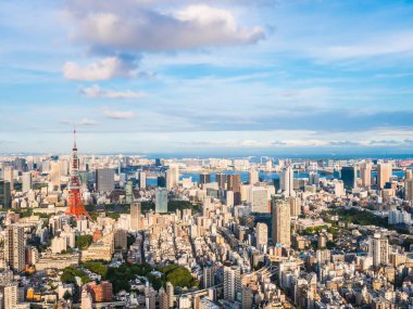 Japonya'da mavi gökyüzü ve beyaz bulut ile güzel mimari ve yapı ile tokyo tokyo şehir etrafında kule