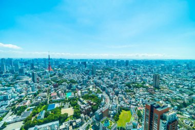 Mavi gökyüzü Japonya'da tokyo kule ile Tokyo şehir bina güzel mimari