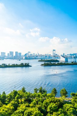 Bina Cityscape ile Gökkuşağı Köprüsü Japonya'da tokyo şehrinin güzel mimari