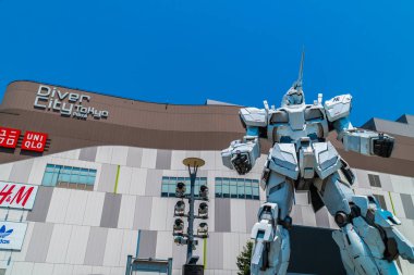 Tokyo Japonya - 1 Ağustos 2018: güzel dev tek boynuzlu at Gundam Model ve dalgıç şehir plaza Tokyo alışveriş merkezinde Odaiba önünde duran heykeli ada Japonya