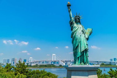 Özgürlük heykeli ile Gökkuşağı Köprüsü odaiba adası tokyo Japonya