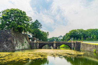 Güzel eski mimari İmparatorluk Sarayı Kalesi hendek ve Tokyo şehir Japonya köprüsünde