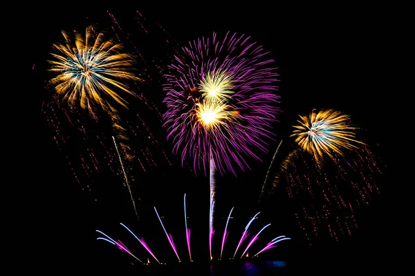 Gyönyörű Színes Tűzijáték Fekete Éjszakai Ünneplés — Stock Fotó