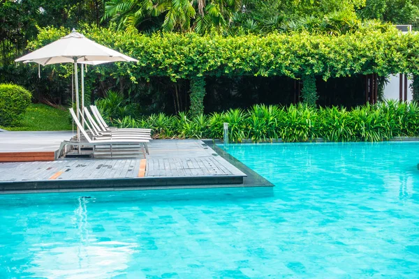 Mooie Luxe Parasol Stoel Rond Zwembad Hotel Resort Voor Reizen — Stockfoto