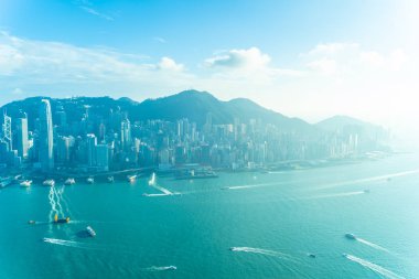 Hong Kong şehrinin güzel mimari binası mavi gökyüzünde ufuk çizgisi.