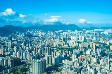 Hong Kong şehrinin güzel mimari binası mavi gökyüzünde ufuk çizgisi.