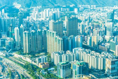 Hong Kong şehrinin güzel mimari binası mavi gökyüzünde ufuk çizgisi.