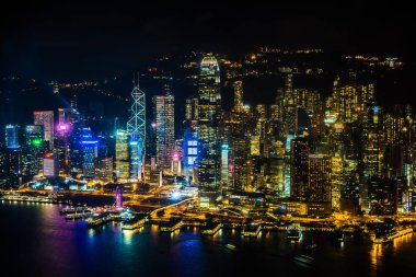 Hong Kong şehrinin dış şehir manzarası geceleri gökyüzüne yükseliyor.