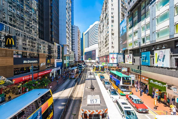 Sep 2018 美しい建築物や多くの人々 と香港のコーズウェイ ベイ周辺のトラフィックの建物 — ストック写真