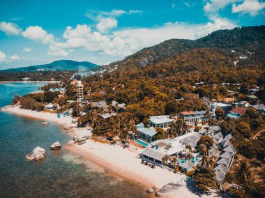Koh samui Adası Tatil ve seyahat için mavi gökyüzünde üzerinde pek çok ağaç ve beyaz bulut deniz ve plaj güzel havadan görünümü