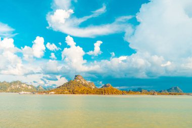 Güzel beyaz bulut mavi gökyüzü ve deniz ya da okyanus arka planı için