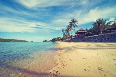 Güzel tropikal plaj deniz ve kum mavi gökyüzü ve beyaz bulut seyahat ve tatil için Hindistan cevizi hurma ağacı ile