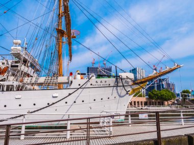 Yokohama Japonya - 25 Temmuz 2018: Güzel Nippon-maru A Yelkenli tekne Japonya Yokohama şehirde mavi gökyüzü ile