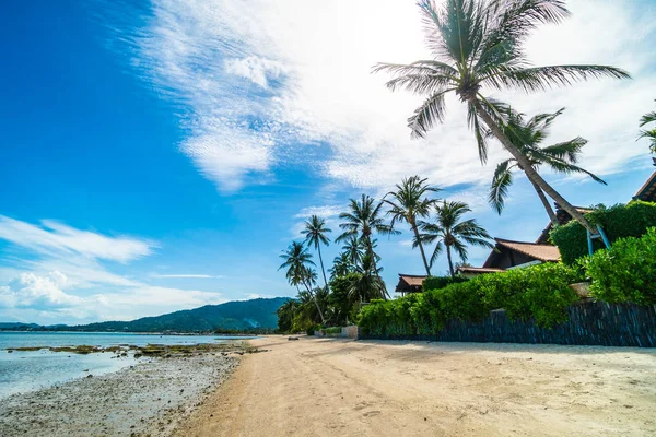 Schöner Tropischer Strand Meer Und Sand Mit Kokospalmen Blauen Himmel — Stockfoto