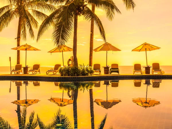 Guarda Chuva Cadeira Torno Luxo Piscina Exterior Hotel Resort Para — Fotografia de Stock