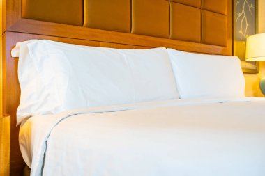 Yatakta otel yatak odası iç tablo ışık lamba süslemeli beyaz rahat yastık