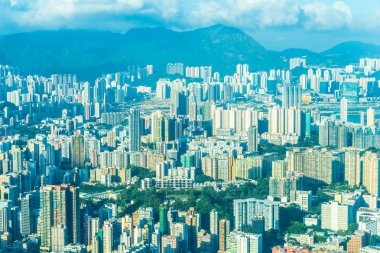Hong Kong şehrinin güzel mimari binası mavi gökyüzünde ufuk çizgisi.
