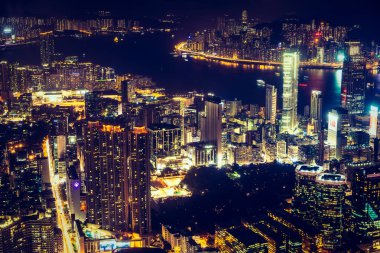 Hong Kong şehrinin dış şehir manzarası geceleri gökyüzüne yükseliyor.