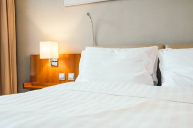 Beyaz yastık yatak otel yatak odası iç dekorasyon