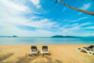 Soyut bulanıklık ve tropikal plaj ve deniz seyahat ve tatil için Hindistan cevizi hurma ağacı arka plan ile defocused