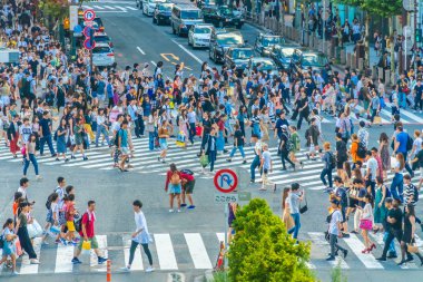 Tokyo, Japonya 29 Temmuz 2018: Shibuya kavşak veya kapısı popüler ve Simgesel Yapı yeme alışveriş için Tokyo'da yerleştirin ve yaya bir sürü burada var