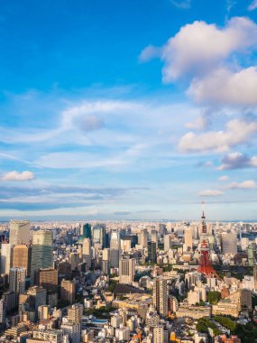 Japonya'da mavi gökyüzü ve beyaz bulut ile güzel mimari ve yapı ile tokyo tokyo şehir etrafında kule