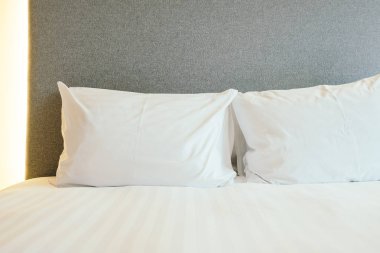 Beyaz yastık yatak otel yatak odası iç dekorasyon
