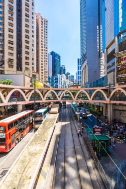Hong kong, Çin - 15 Eylül, 2018: güzel mimari ve bina ile bir sürü insan ve trafik hong kong causeway bay çevresinde