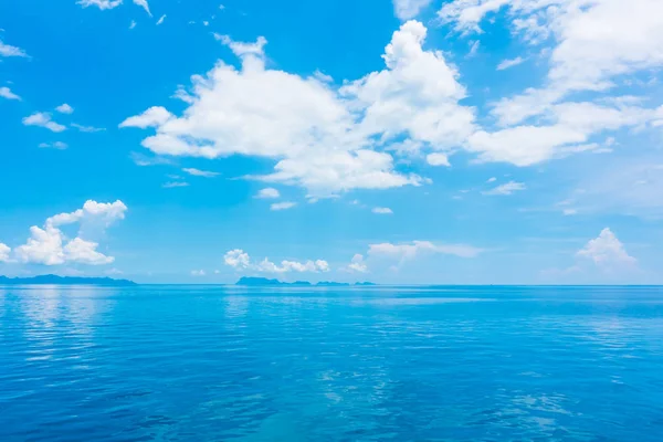 Hermoso Mar Océano Con Nubes Fondo Del Cielo Azul — Foto de Stock