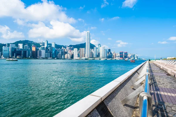 建物の外装街並み青空背景で香港市街のスカイラインの美しい建築 — ストック写真