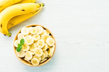 Çiğ sarı muz meyve dilimleri ahşap kase