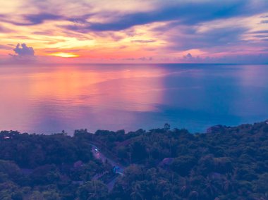 Güzel tropikal plaj ve deniz hurma ve koh samui Adası Tayland tatil ve seyahat için günbatımı zaman diğer ağacında havadan görünümü