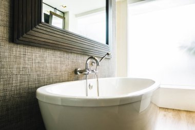 Güzel lüks beyaz küvet banyo iç dekorasyonda